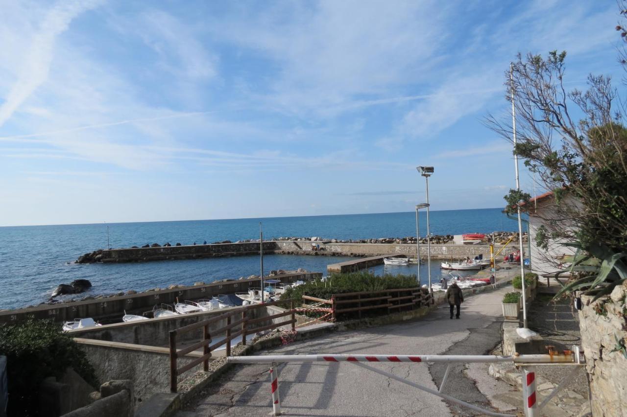 Bellavista Beachfront Apartments Quercianella Exterior photo